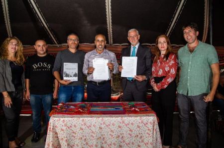 التوقيع على اتفاقية عمل مع المبادر إبراهيم الصانع لتقليص الفجوات الرقمية والتكنولوجية في رهط 